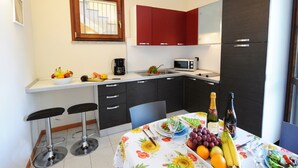 Familieleilighet, flere soverom, ved fjell (Residence Eden Magnolia 15) | Eget kjøkken | Kaffetrakter/tekoker, kjøleskap, mikrobølgeovn og kokeplater
