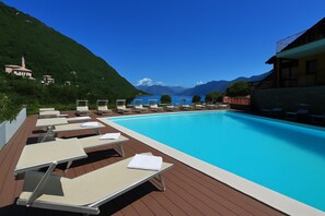 Een seizoensgebonden buitenzwembad