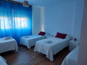 Habitación cuádruple clásica | Baño | Regadera, secadora de cabello, toallas, jabón 