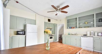Easy Breezy Downtown Brunswick 2 BR
