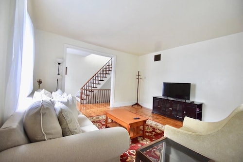 Easy Breezy Downtown Brunswick 2 BR