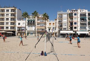 Beach nearby, sun-loungers, beach towels
