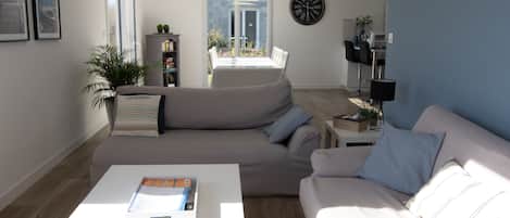 Smart TV, books, stereo