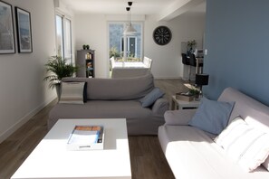 Smart TV, books, stereo