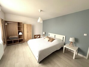 4 bedrooms, iron/ironing board, travel crib, free WiFi