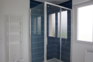 Ensemble douche/baignoire, sèche-cheveux, serviettes fournies, savon