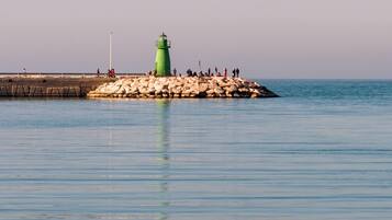 Una spiaggia nelle vicinanze