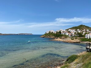 靠近海滩、沙滩椅、沙滩毛巾