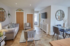 TV, offices - Host & Stay | The Hampton at Prospect Hill Apartments (Whitby)