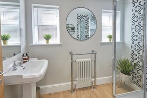 Douche, sèche-cheveux, serviettes fournies, savon