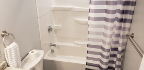 Toallas, jabón y papel higiénico