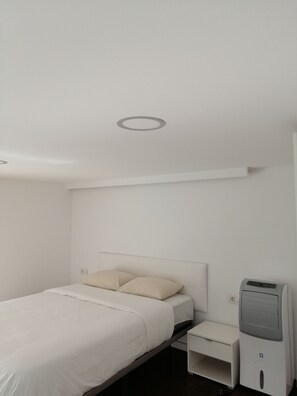 1 habitación, tabla de planchar con plancha, wifi gratis y ropa de cama 
