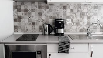 Een koelkast, een microgolfoven, een koffiezetapparaat/waterkoker