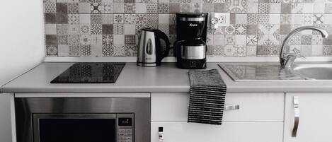 Refrigerador, microondas, cafetera y tetera y tetera eléctrica
