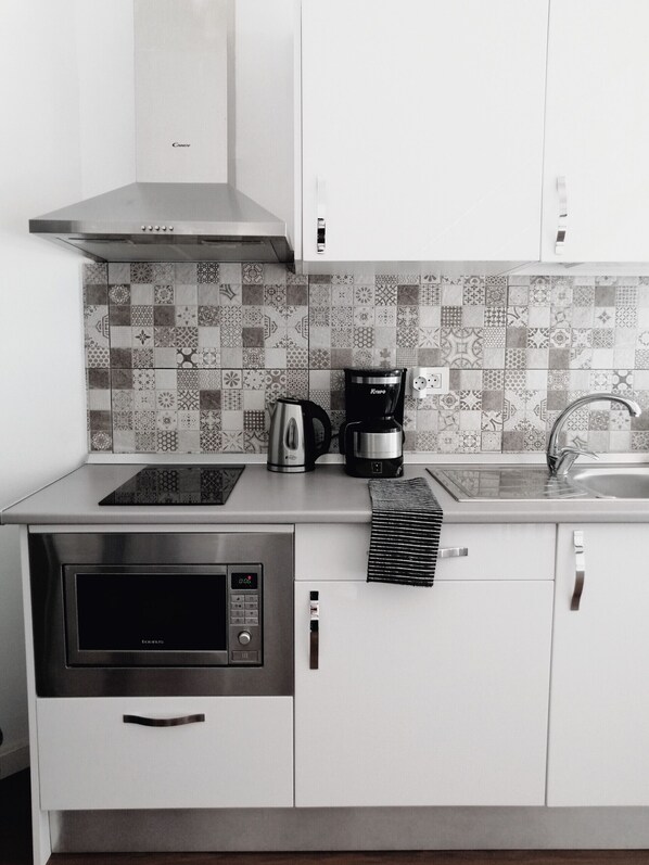 Refrigerador, microondas, cafetera y tetera y tetera eléctrica 