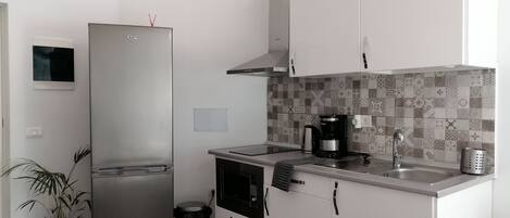 Réfrigérateur, micro-ondes, cafetiÚre/bouilloire, bouilloire électrique