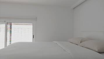 1 slaapkamer, een strijkplank/strijkijzer, gratis wifi, beddengoed