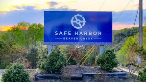 En skylt som visar vägen till Safe Harbor i Beaver Creek.