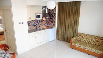 Family Apartment | Private kitchen | Mini-fridge, microwave, cookware/dishes/utensils