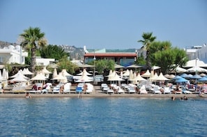 Private beach, sun loungers, beach umbrellas - Mausolos Beach Hotel (Bodrum)