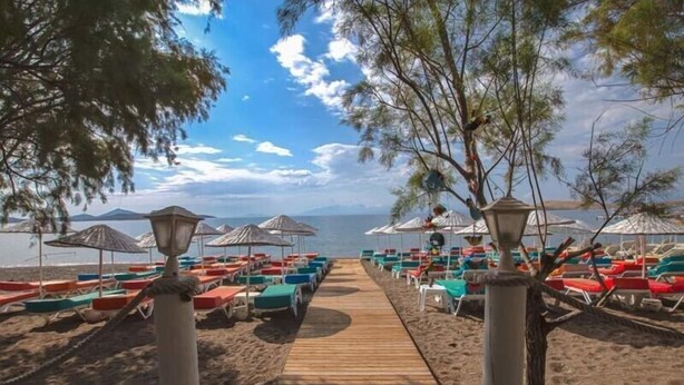 Playa privada, camastros y sombrillas 