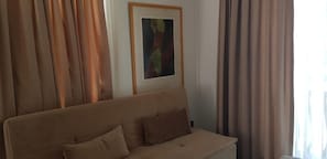 Deluxe-Zimmer | Wohnbereich | LCD-Fernseher