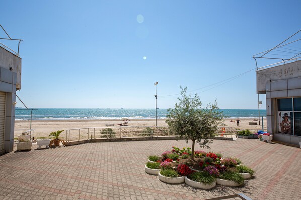 プライベートビーチ、サンラウンジャー、ビーチパラソル