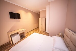 ห้องดับเบิล, ระเบียง, วิวทะเล | โต๊ะทำงาน, Wi-Fi ฟรี, ผ้าปูที่นอน