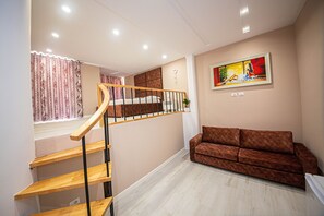 ジュニア スイート バルコニー シービュー | デスク、WiFi (無料)、ベッドシーツ