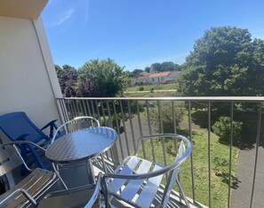 Property grounds - Spacious apartment near the ocean (La Rochelle)