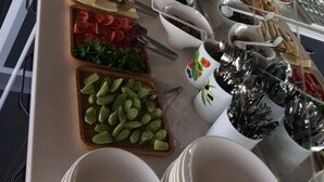 Una mesa de buffet con diferentes alimentos y utensilios.