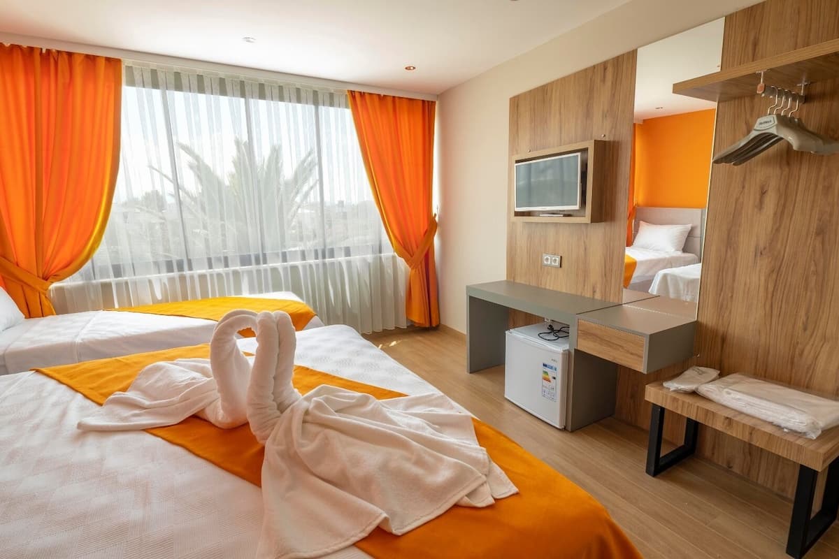 Minibar, espacio para trabajar con laptop y wifi gratis 