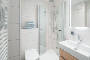 Douche, sèche-cheveux, serviettes fournies, savon