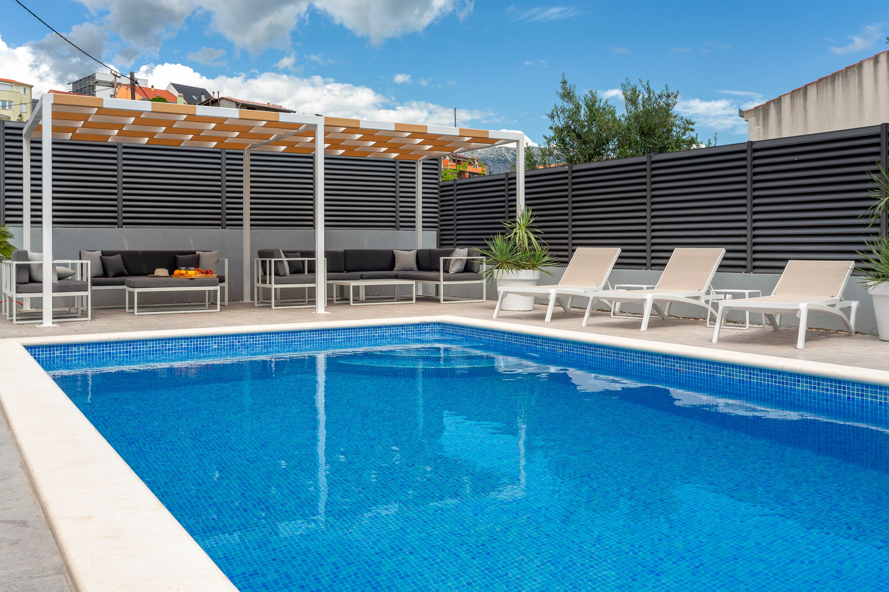 Alberca al aire libre y alberca climatizada