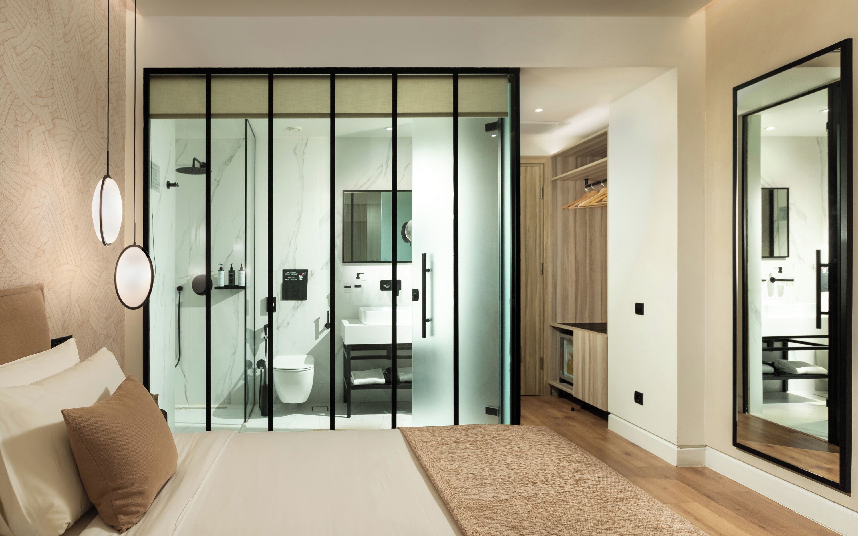 standard room | 1 bedroom, in-room safe, desk, laptop workspace