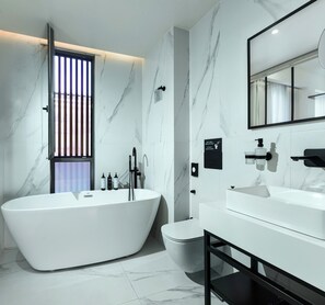 Standaard tweepersoonskamer | Badkamer | Gratis toiletartikelen, een haardroger, pantoffels, een bidet