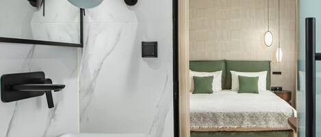 Une salle de bain moderne avec un lavabo blanc, un grand miroir et un porte-serviettes fixé au mur.