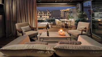 Acropolis Suite with Terrace | Sala de estar | Smart TV de 49 pulgadas con canales vía satélite y televisión