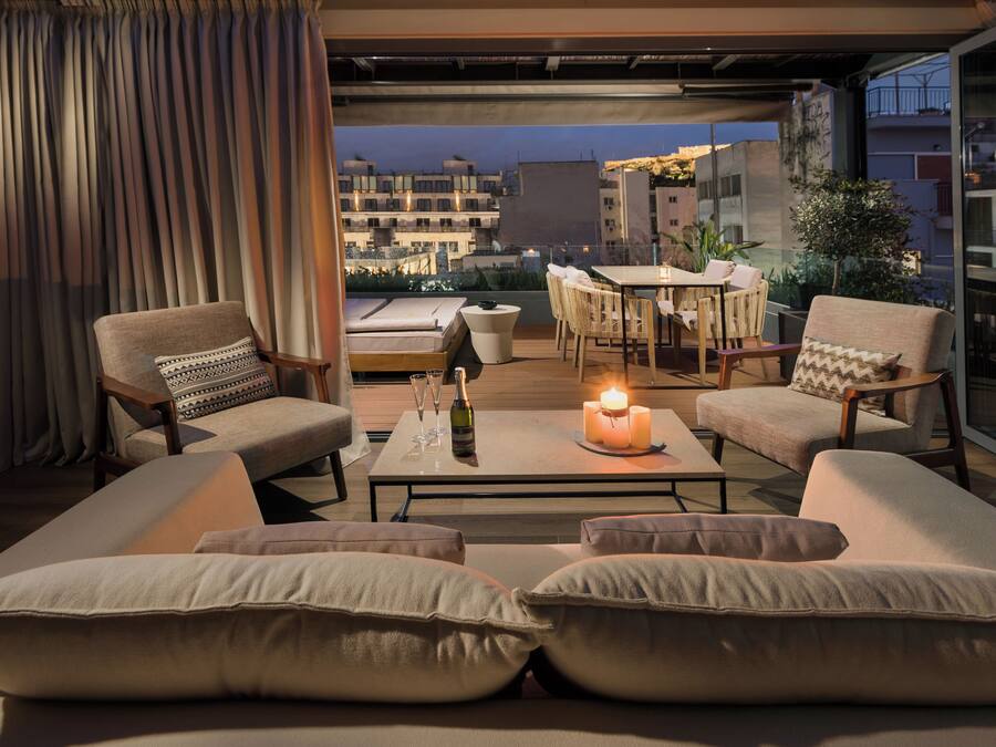 Acropolis Suite with Terrace | Soggiorno | Smart TV 49 pollici con canali satellitari, TV