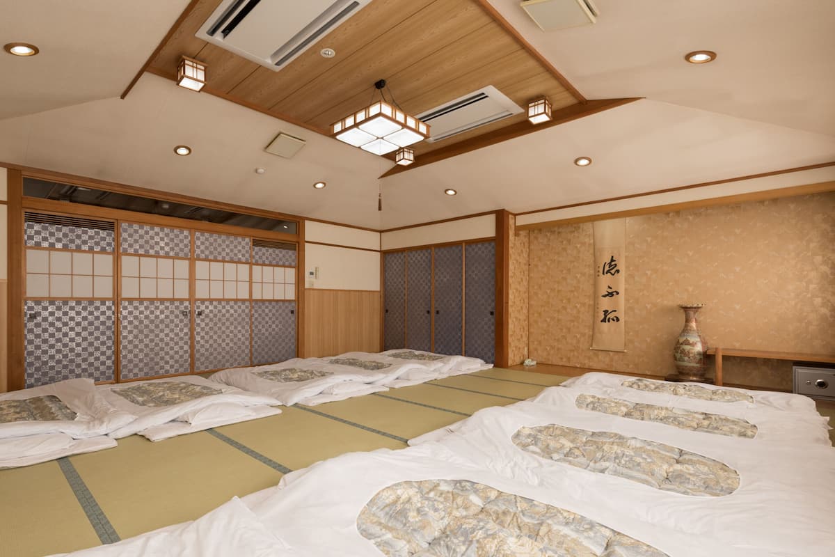 Japanese Room, Shared Bathroom (10 Pax)