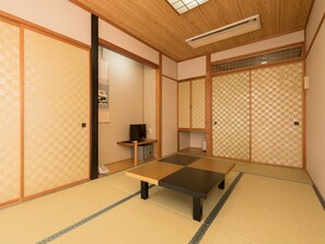 Quarto triplo tradicional, banheiro compartilhado (Japanese Style) | Roupa de cama