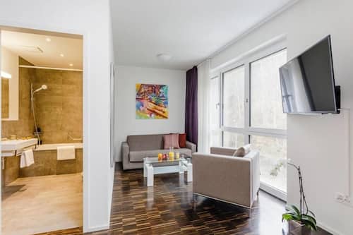 Habitación familiar | Área de sala de estar | Televisión de pantalla plana