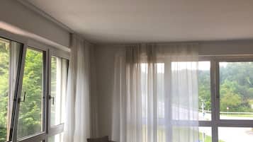 Habitación familiar | Ropa de cama de alta calidad, edredones de plumas, decoración individual