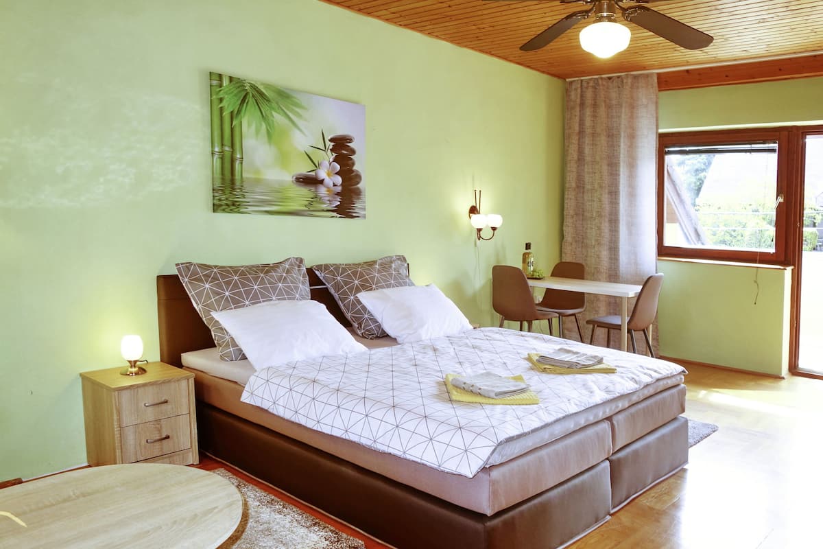 Family Triple Room | Soundproofing, iron/ironing board, WiFi (free), bed sheets