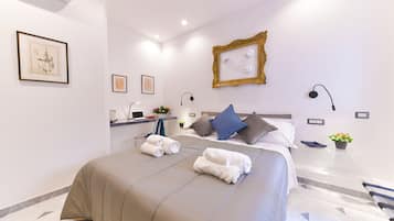 Una scrivania, postazione laptop, insonorizzazione, Wi-Fi gratuito