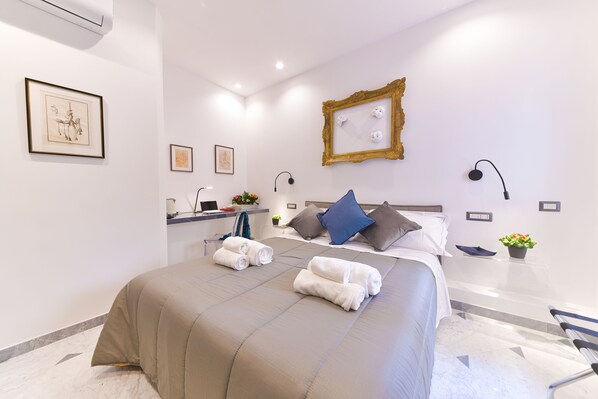 Bureau, espace de travail pour ordinateur portable