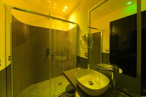 Shower, free toiletries, bidet, towels - Domus 42 (Naples)