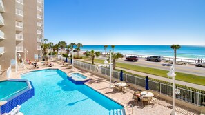 Piscine couverte, chaises longues
