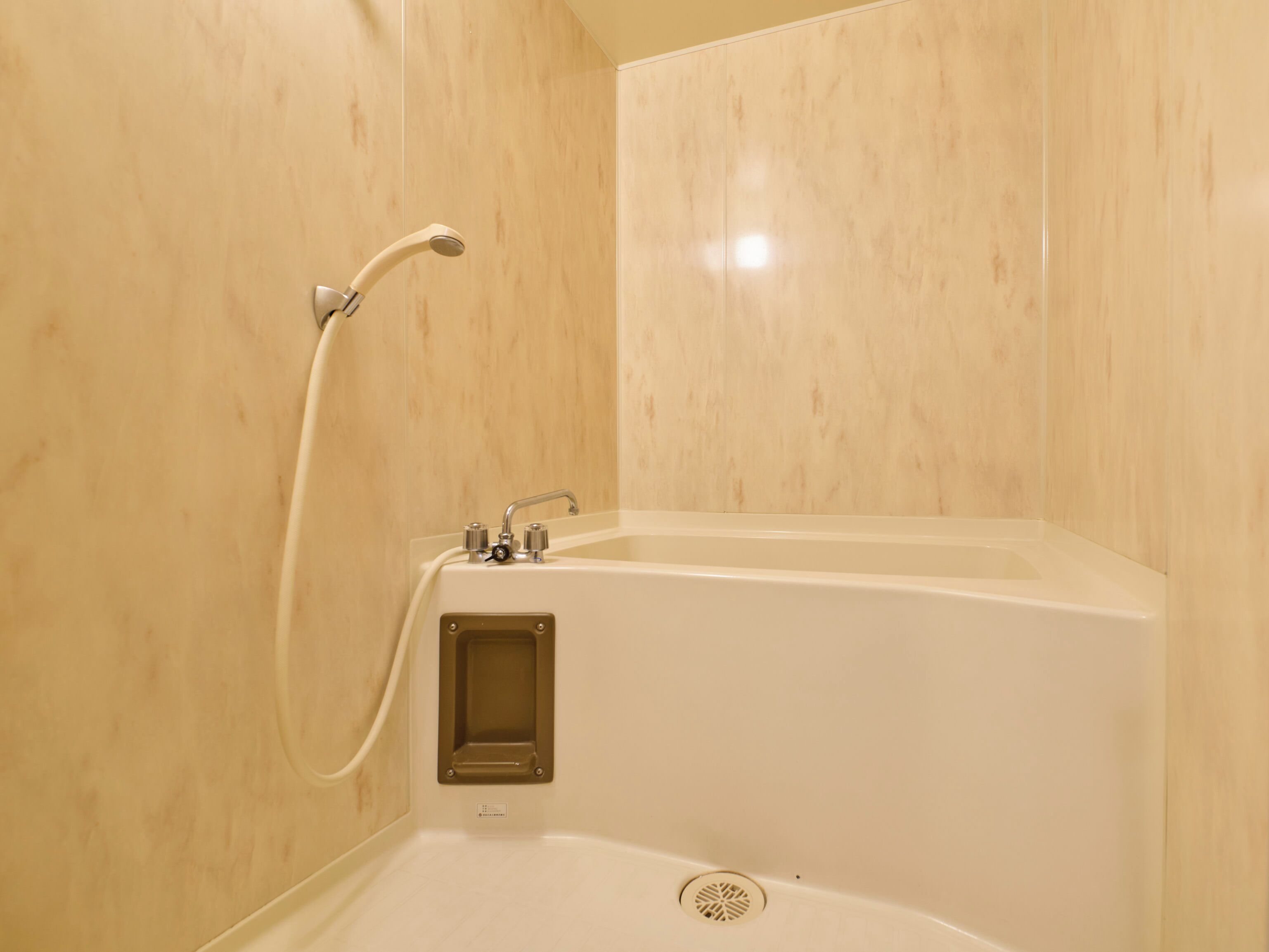 Un baño con bañera, ducha y lavamanos.
