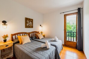 Superior Apartment | Desk, blackout drapes, bed sheets